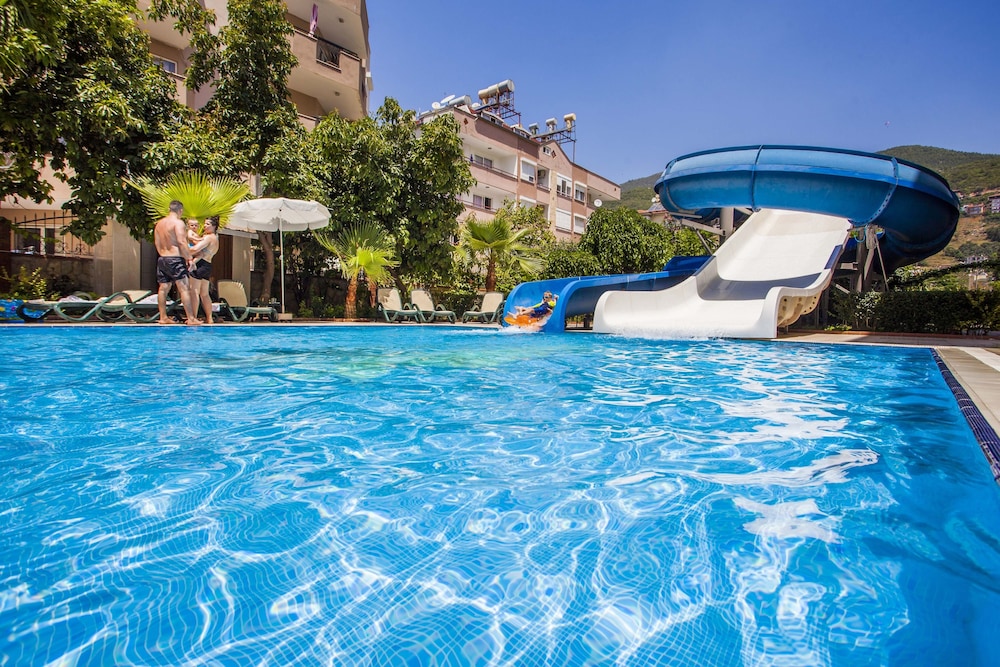 Kleopatra Royal Palm Hotel — Swimming pool in Alanya