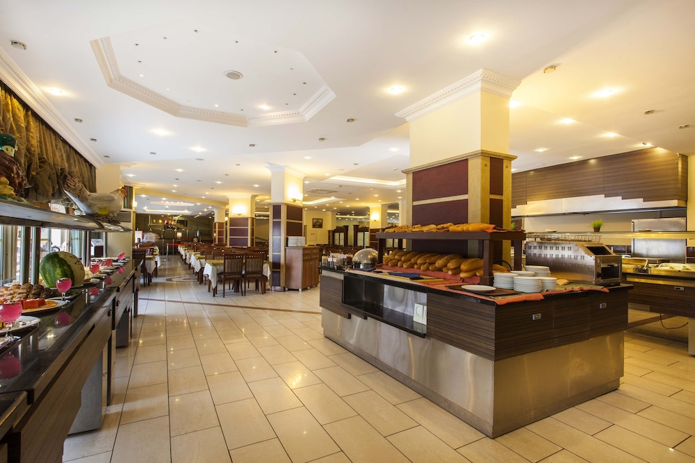 Kleopatra Royal Palm Hotel — Restaurant & bars in Alanya