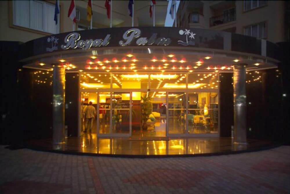 Kleopatra Royal Palm Hotel — Hotel building in Alanya