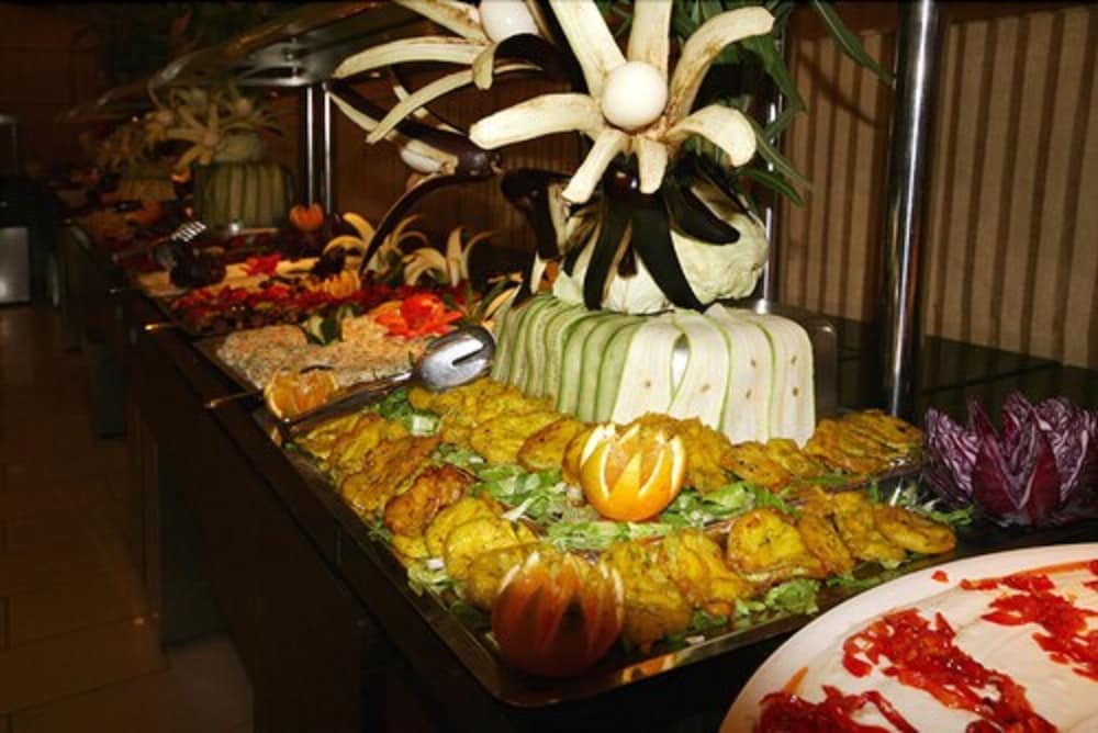 Kleopatra Royal Palm Hotel — Restaurant & bars in Alanya