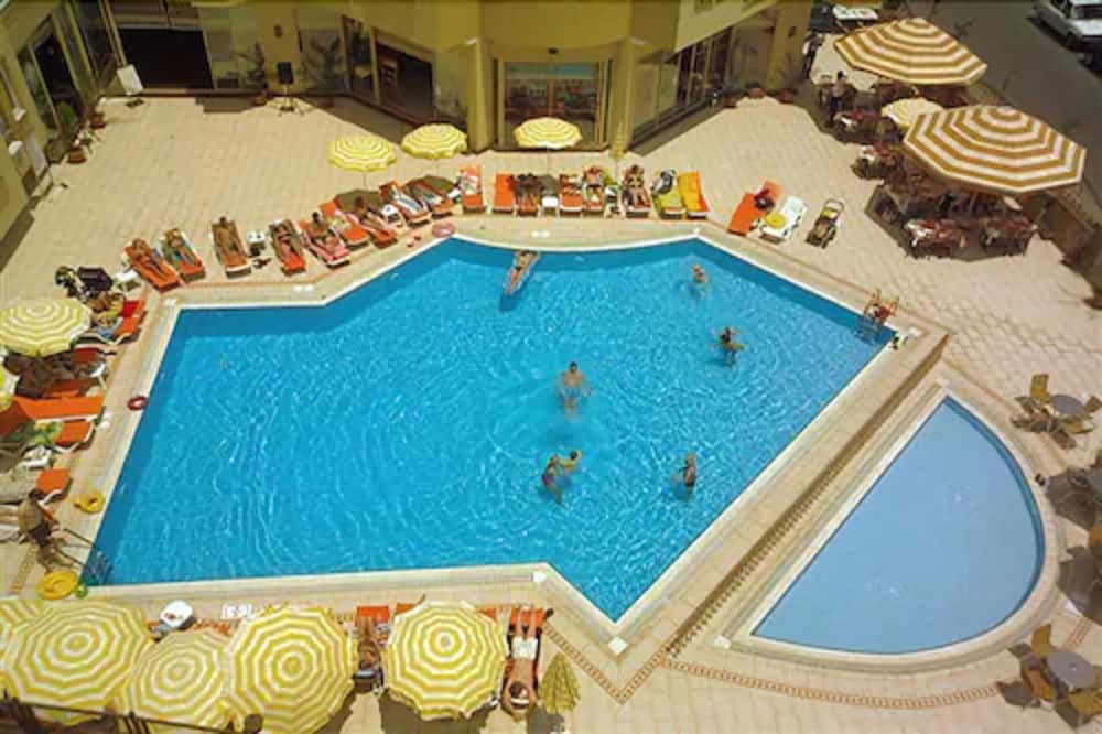 Kleopatra Royal Palm Hotel — Swimming pool in Alanya