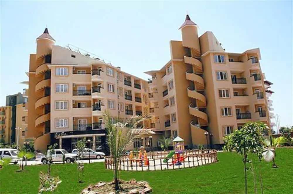 Kleopatra Royal Palm Hotel — Hotel building in Alanya