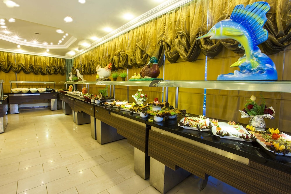 Kleopatra Royal Palm Hotel — Restaurant & bars in Alanya