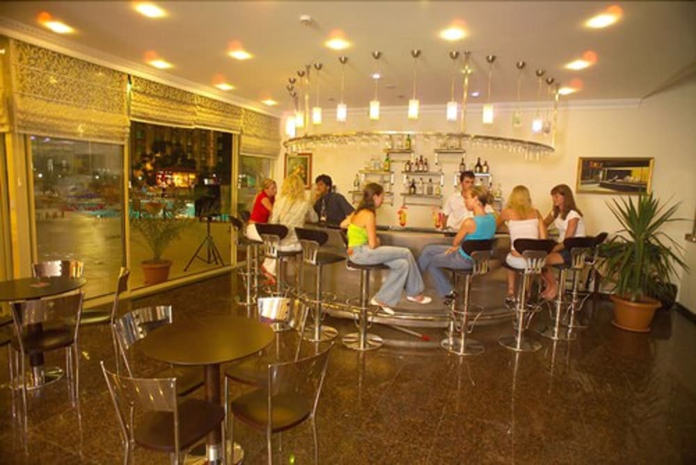 Kleopatra Royal Palm Hotel — Restaurant & bars in Alanya
