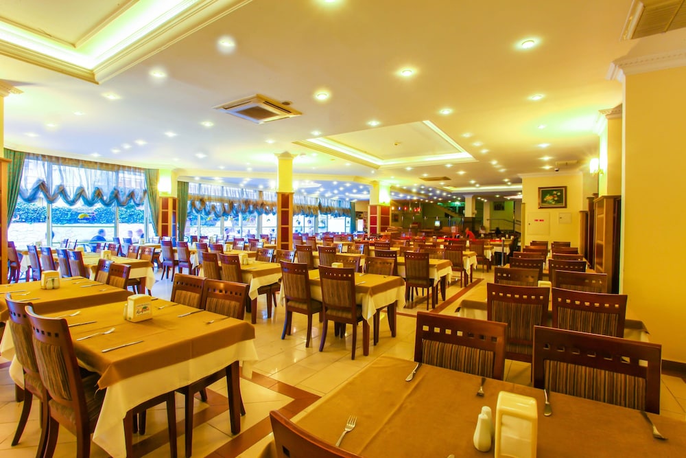 Kleopatra Royal Palm Hotel — Restaurant & bars in Alanya