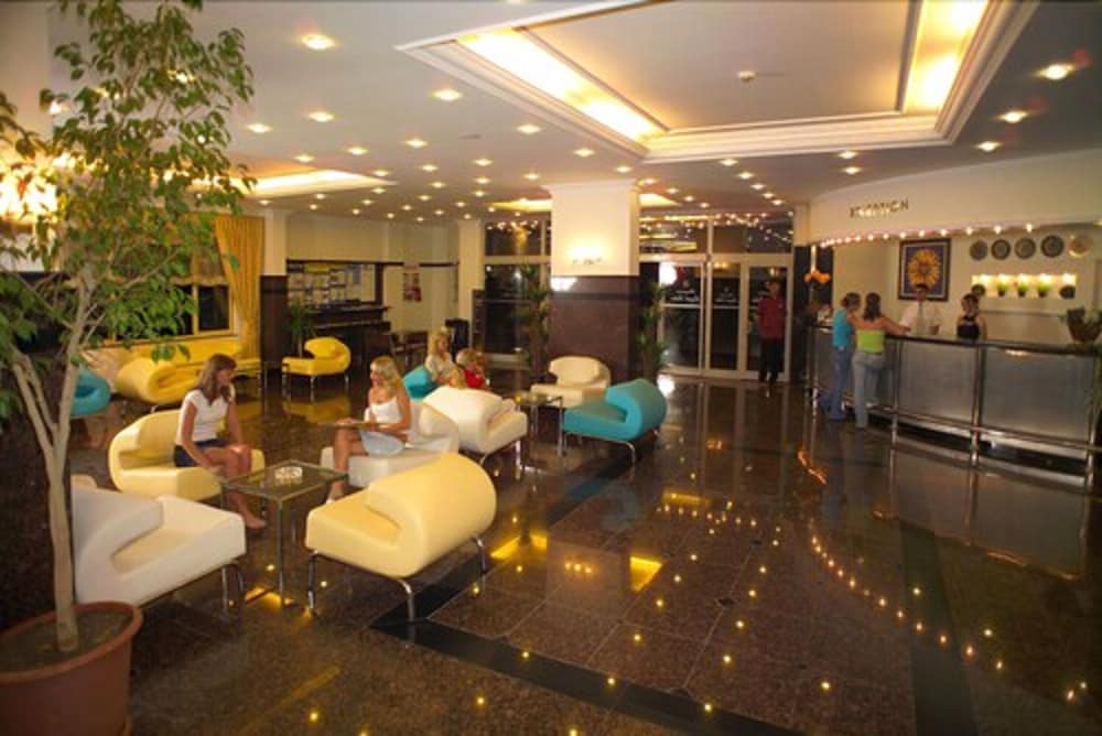 Kleopatra Royal Palm Hotel — Hotel building in Alanya