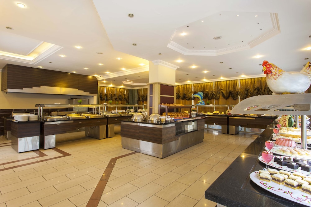 Kleopatra Royal Palm Hotel — Restaurant & bars in Alanya