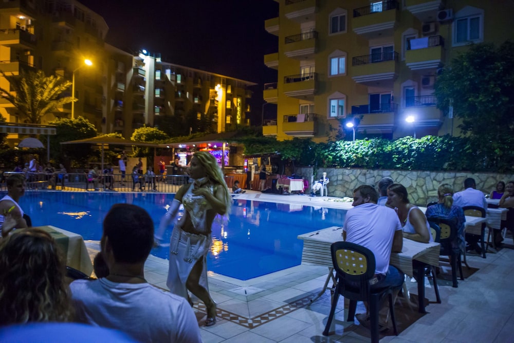 Kleopatra Royal Palm Hotel — Swimming pool in Alanya