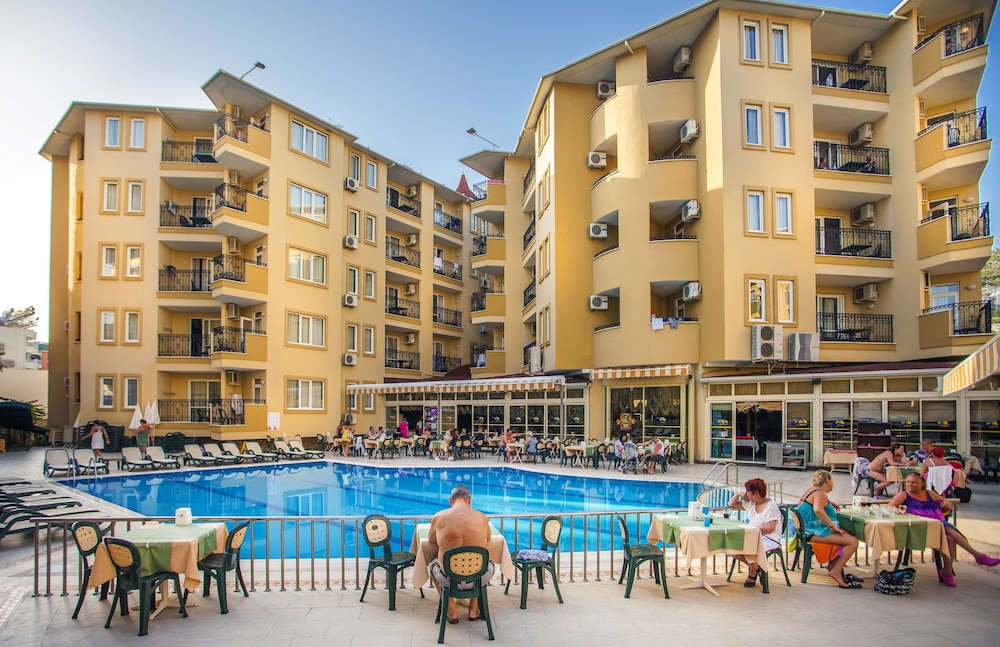 Kleopatra Royal Palm Hotel — Swimming pool in Alanya