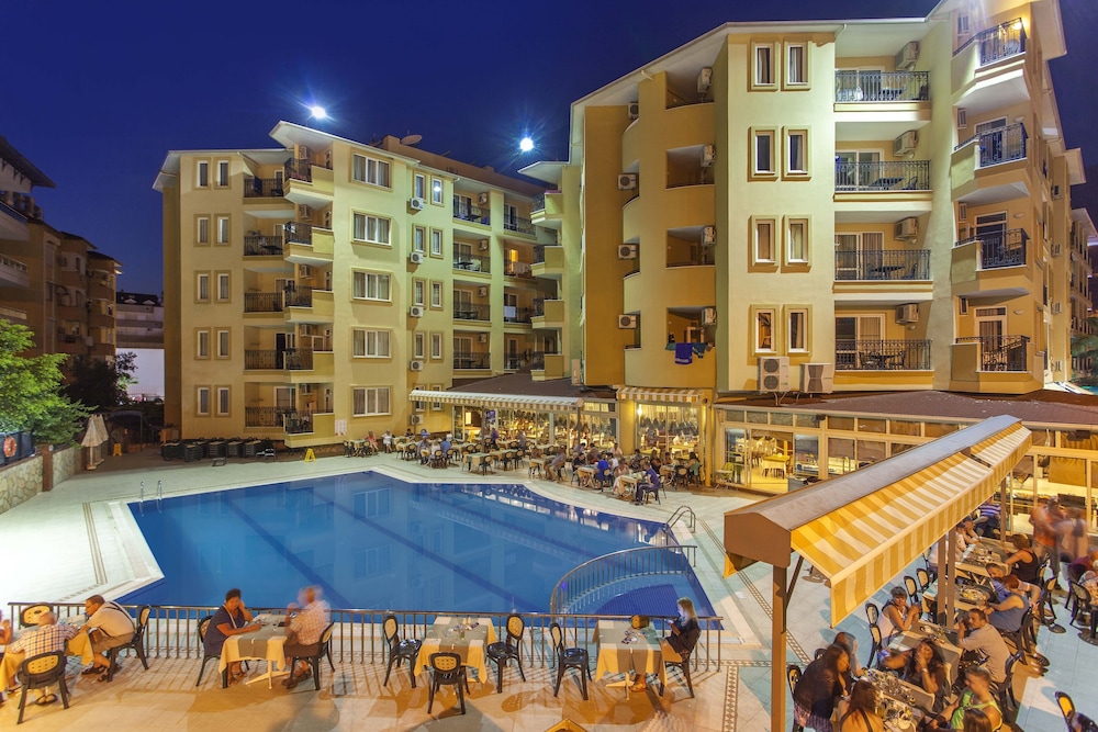 Kleopatra Royal Palm Hotel — Hotel building in Alanya