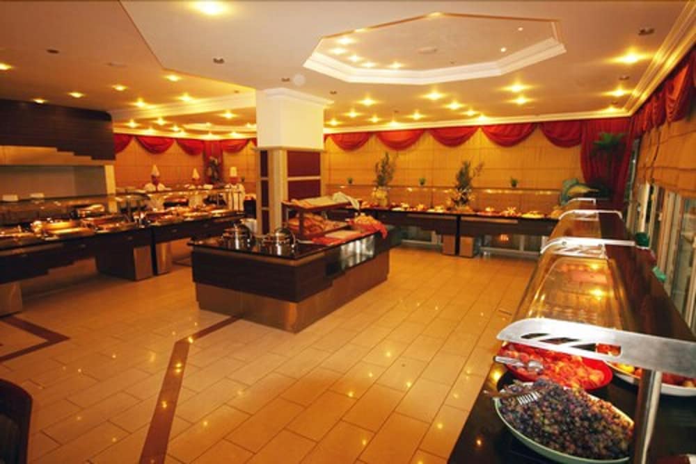 Kleopatra Royal Palm Hotel — Restaurant & bars in Alanya