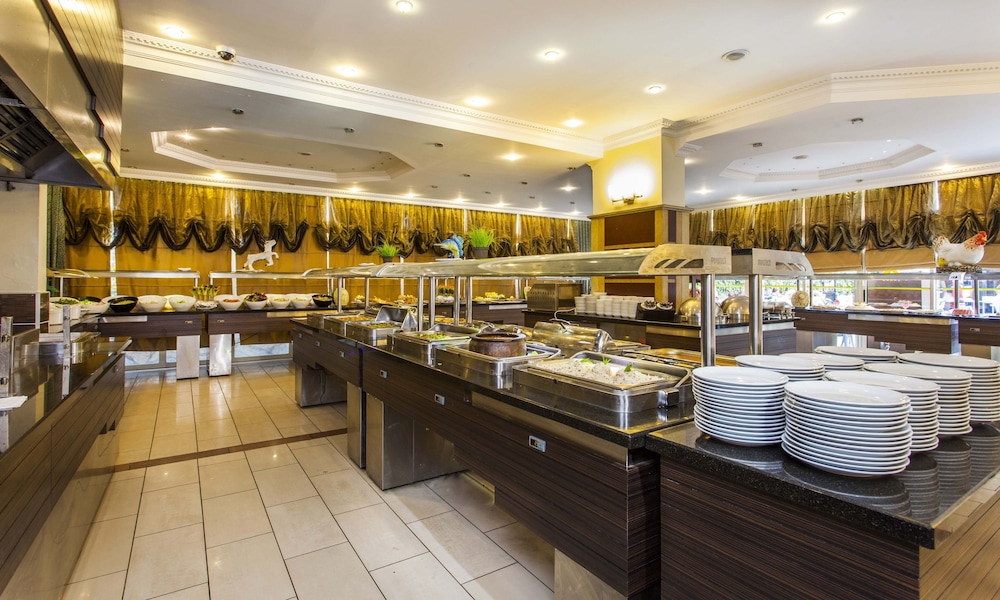 Kleopatra Royal Palm Hotel — Restaurant & bars in Alanya