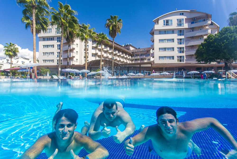 Lonicera World — Swimming pool in Alanya