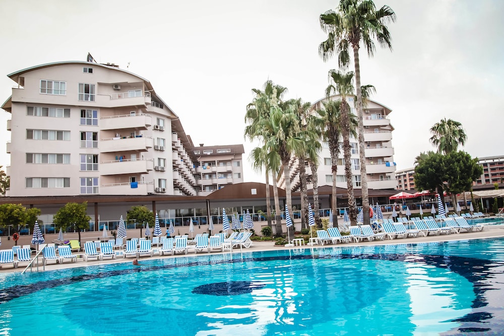 Lonicera World — Swimming pool in Alanya