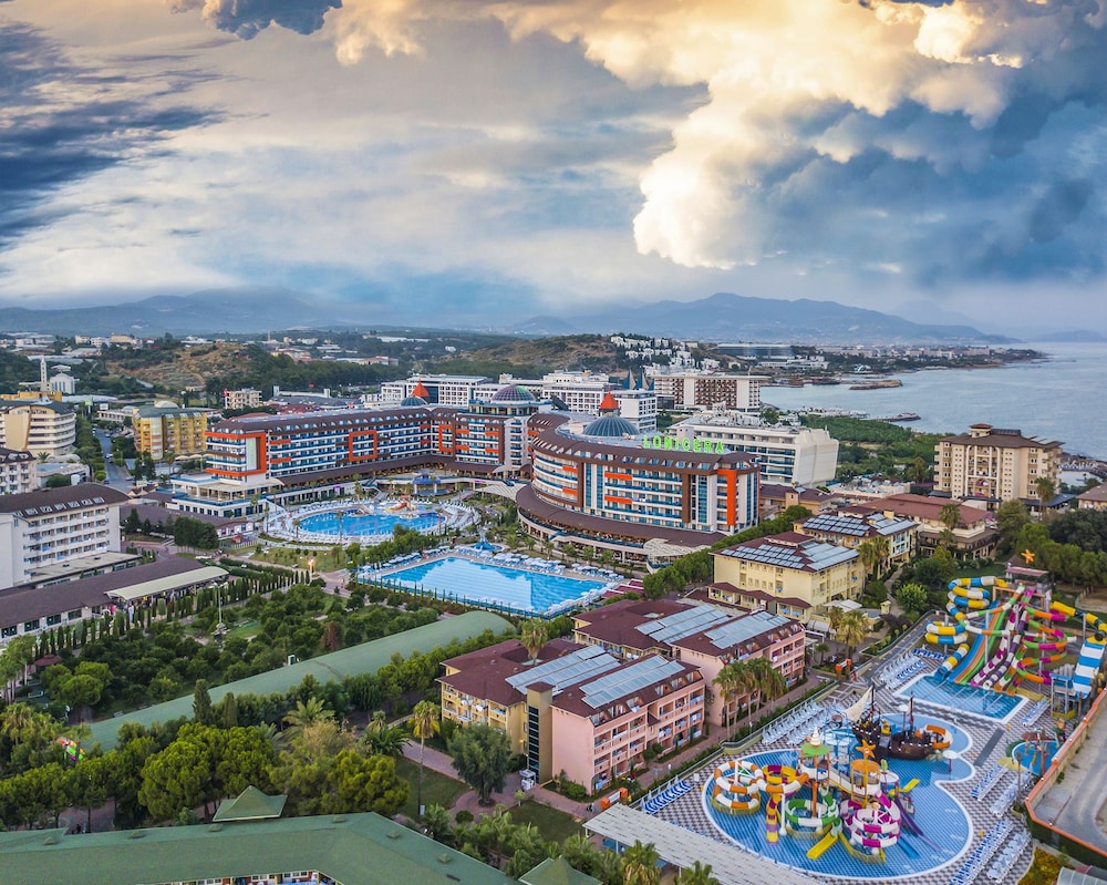 Lonicera World — Hotel building in Alanya