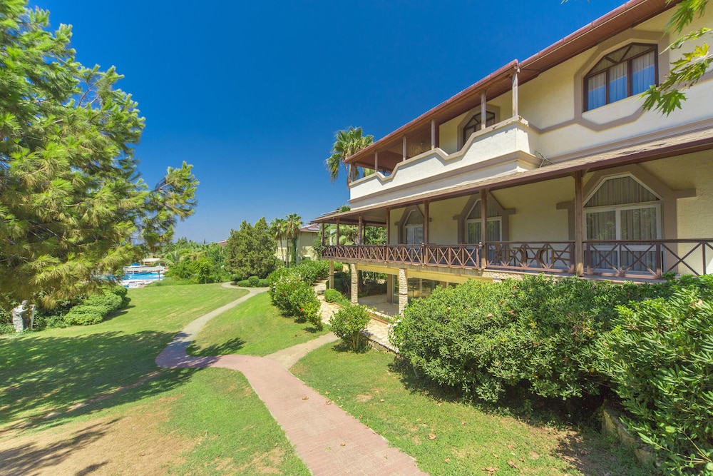 Lonicera World — Hotel building in Alanya