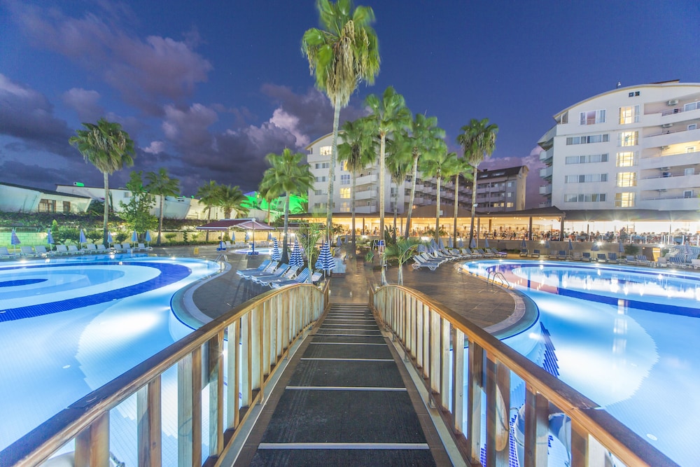 Lonicera World — Swimming pool in Alanya