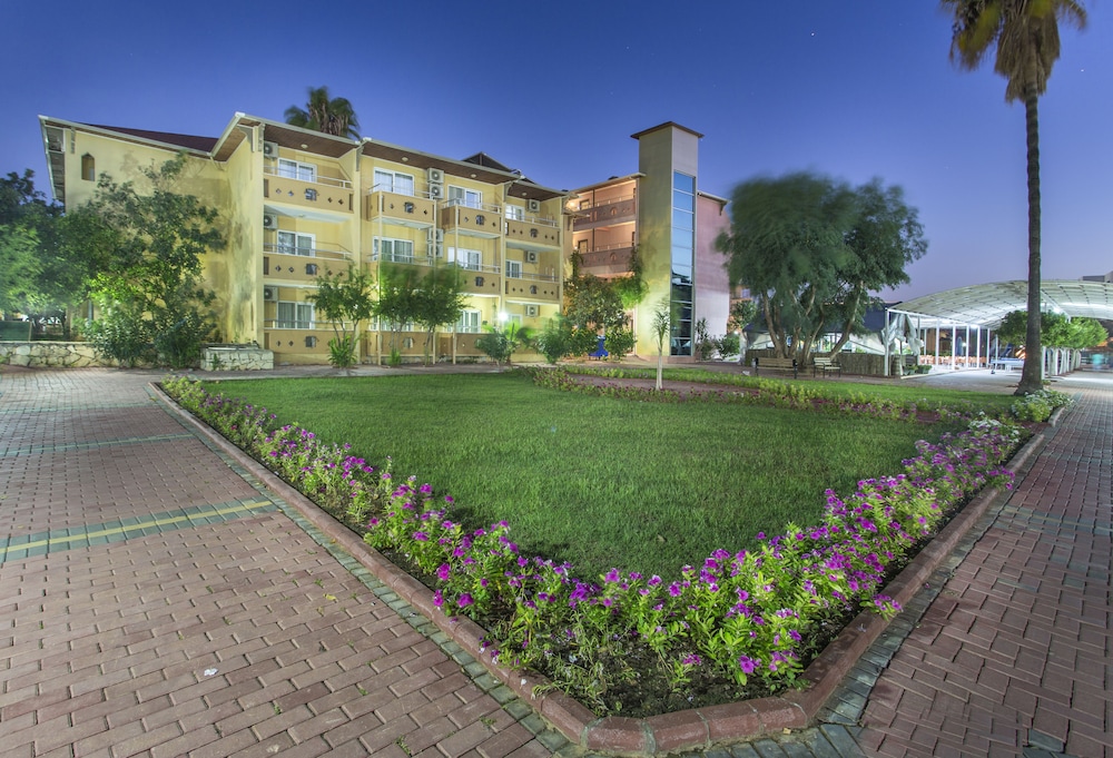 Lonicera World — Hotel building in Alanya