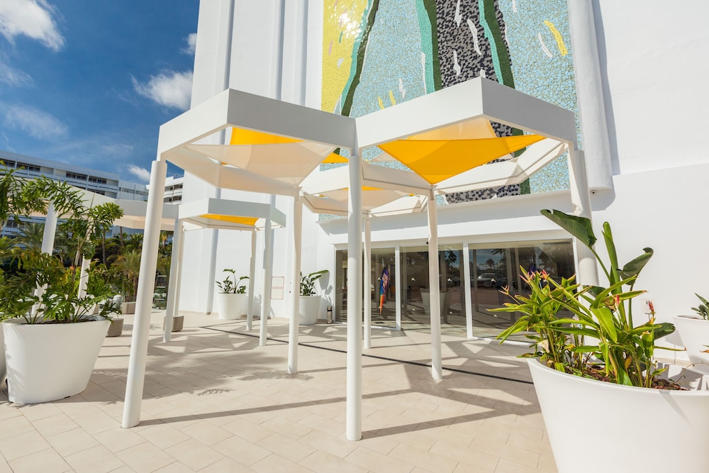 Abora Buenaventura by Lopesan Hotels — Hotel building in Playa del Ingles, Canary Islands