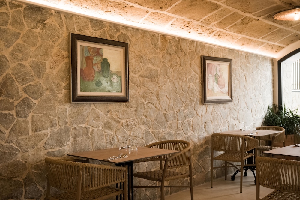 Hotel Moré — Restaurant & bars in Alcudia, Balearic Islands