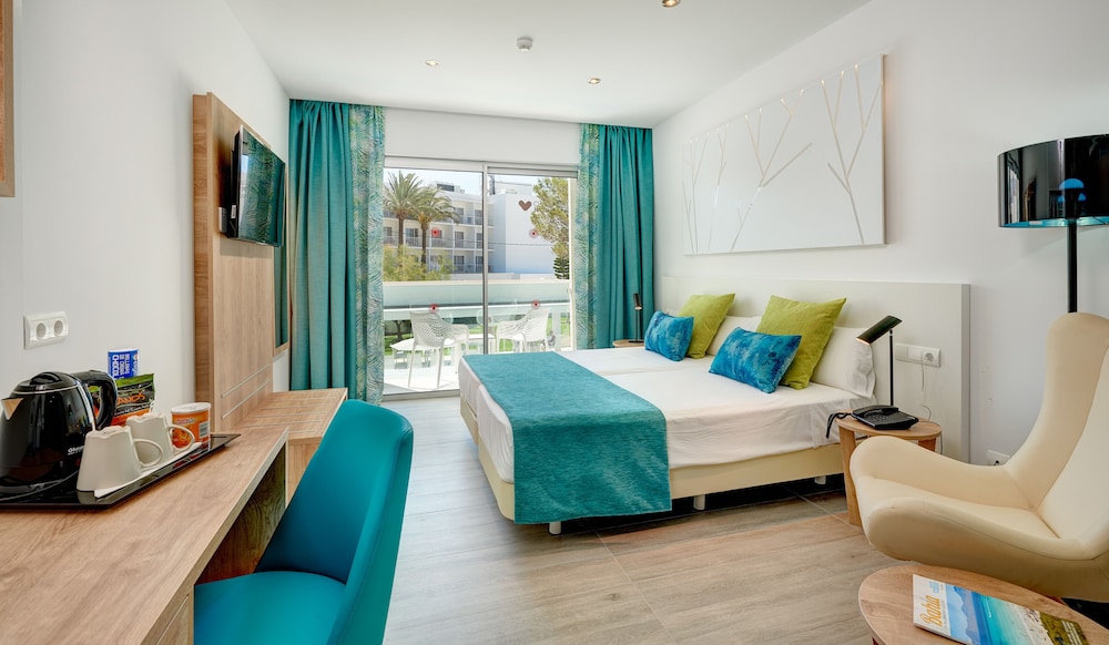 Hotel Moré — Hotel rooms in Alcudia, Balearic Islands