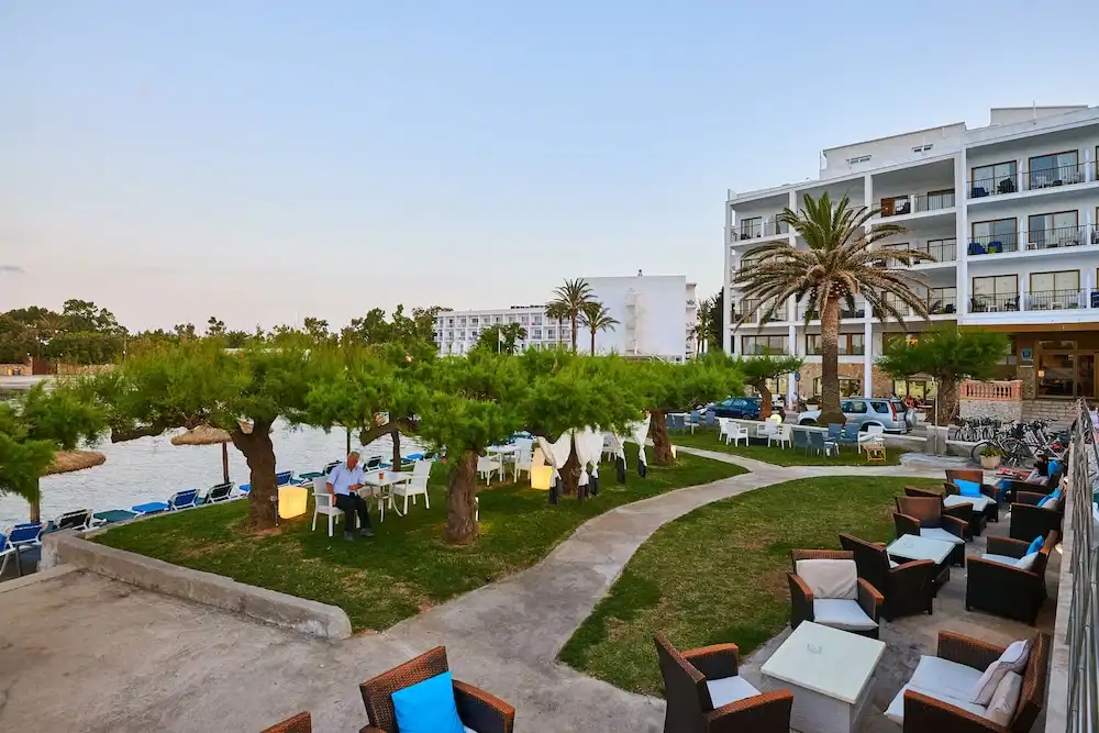 Hotel Moré — Restaurant & bars in Alcudia, Balearic Islands