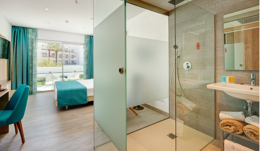 Hotel Moré — Hotel rooms in Alcudia, Balearic Islands