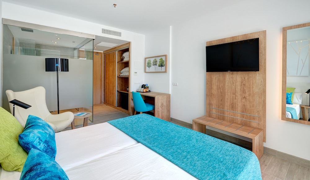 Hotel Moré — Hotel rooms in Alcudia, Balearic Islands
