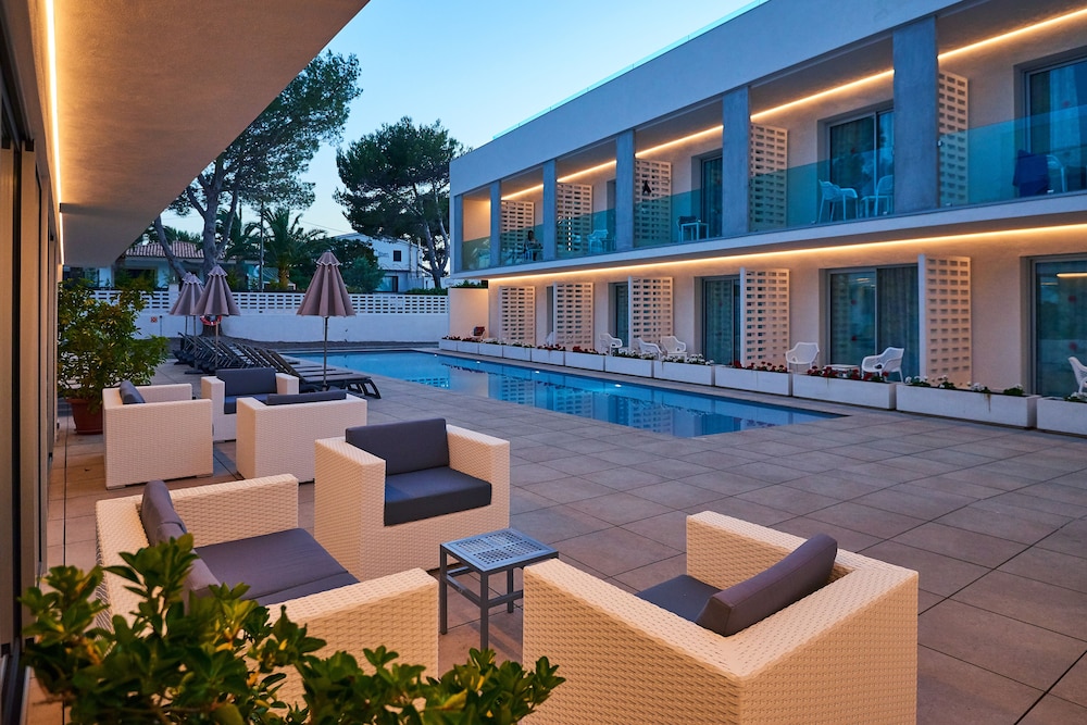 Hotel Moré — Swimming pool in Alcudia, Balearic Islands
