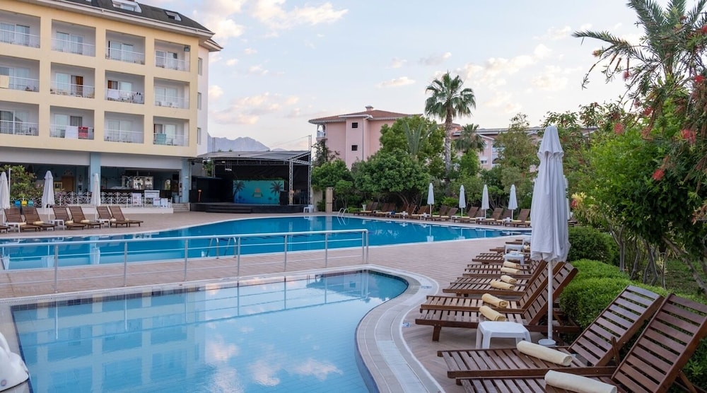 Pine House by Werde Hotels - All inclusive — Pool in Kemer