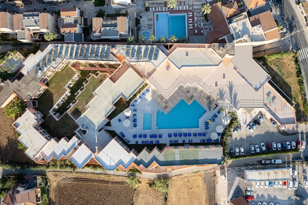 Rethymno Village — Hotel building in Rethymnon