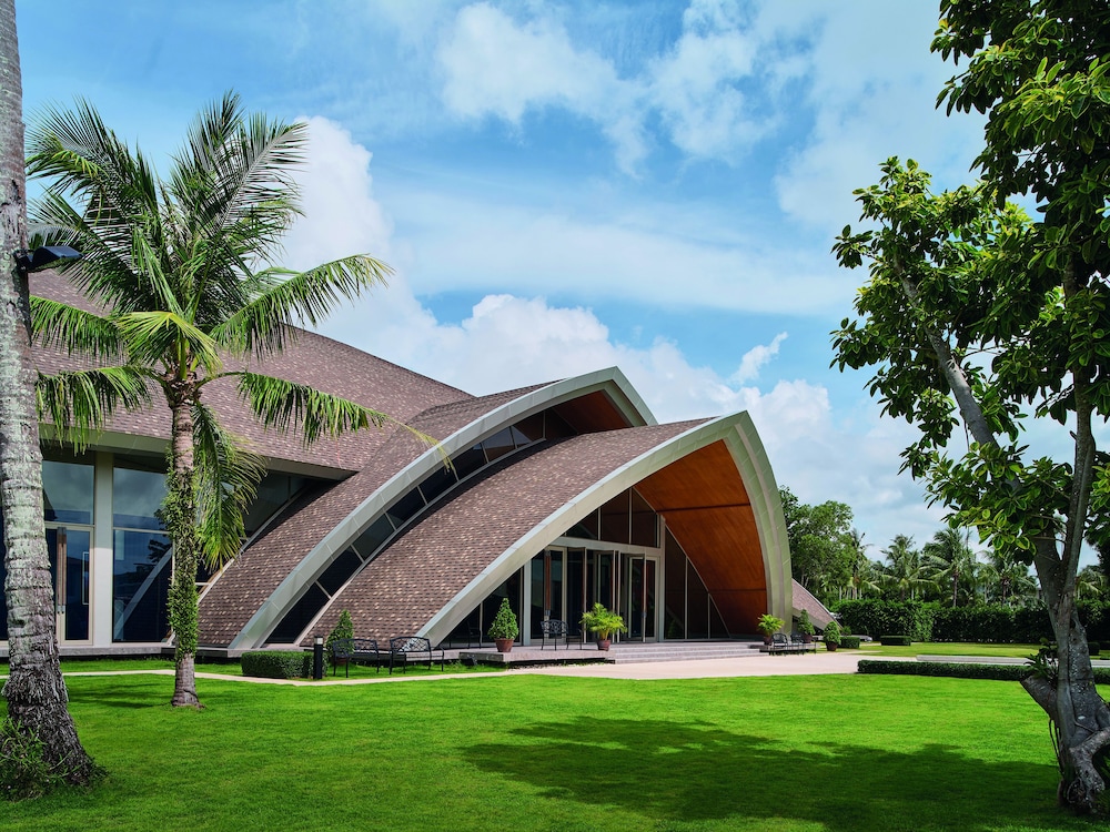 Splash Beach Resort Phuket — Hotel building in Mai Khao, Phuket Province