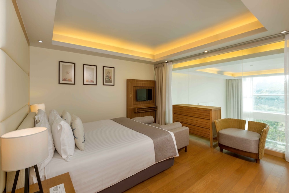 Splash Beach Resort Phuket — Hotel rooms in Mai Khao, Phuket Province