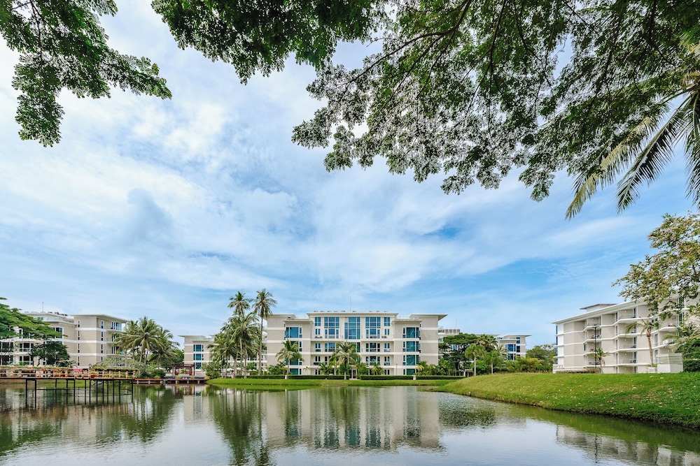 Splash Beach Resort Phuket — Hotel building in Mai Khao, Phuket Province