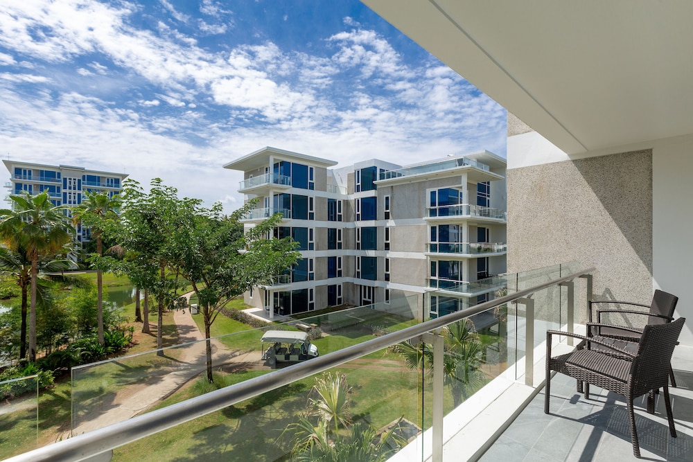 Splash Beach Resort Phuket — Hotel building in Mai Khao, Phuket Province