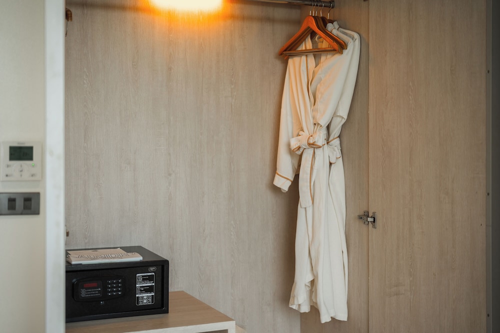 Splash Beach Resort Phuket — Hotel rooms in Mai Khao, Phuket Province