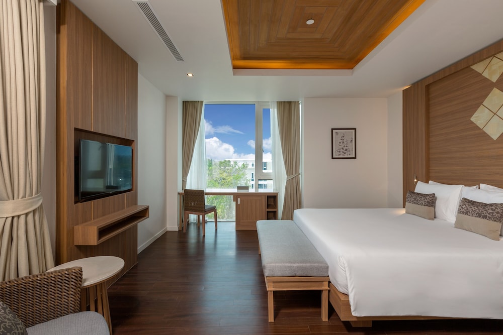 Splash Beach Resort Phuket — Hotel rooms in Mai Khao, Phuket Province