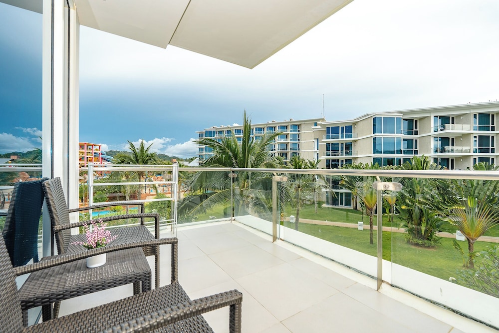 Splash Beach Resort Phuket — Hotel building in Mai Khao, Phuket Province