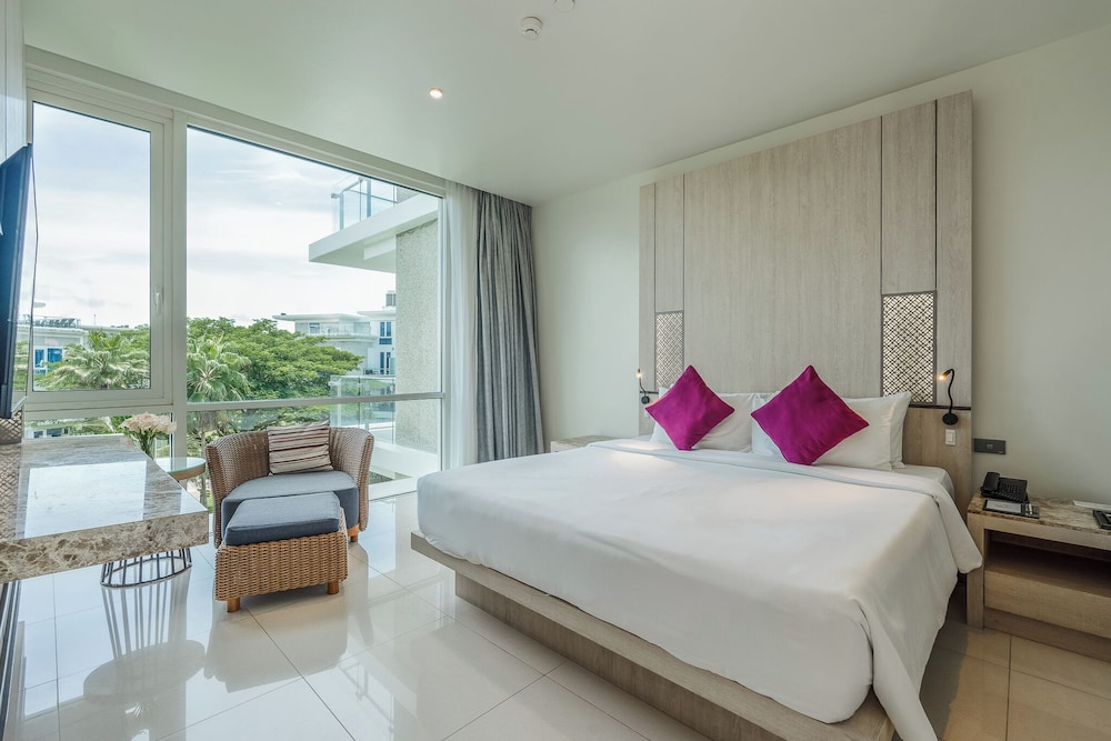Splash Beach Resort Phuket — Hotel rooms in Mai Khao, Phuket Province