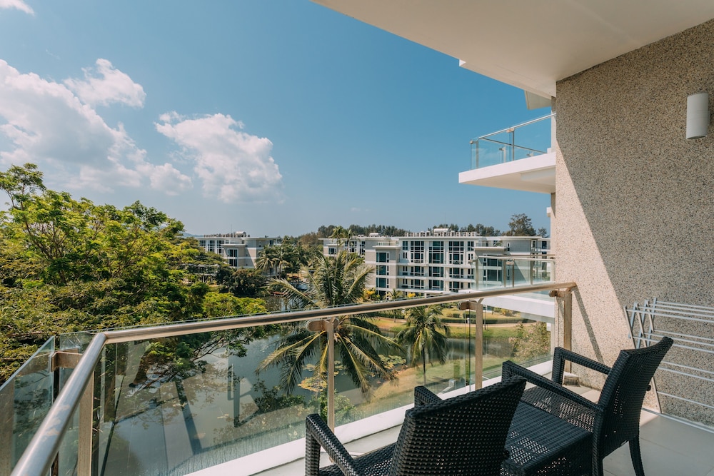 Splash Beach Resort Phuket — Hotel building in Mai Khao, Phuket Province