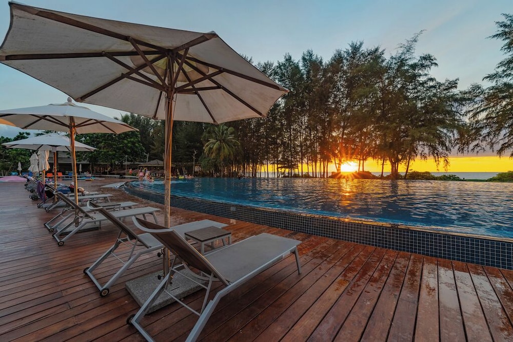 Splash Beach Resort Phuket — Swimming pool in Mai Khao, Phuket Province
