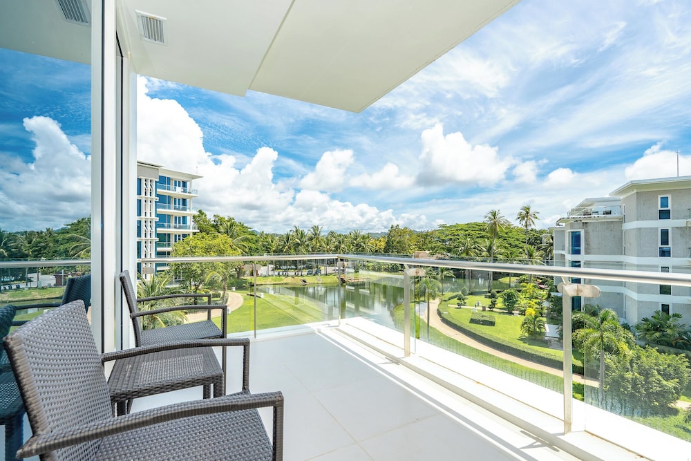 Splash Beach Resort Phuket — Hotel rooms in Mai Khao, Phuket Province