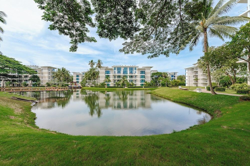 Splash Beach Resort Phuket — Hotel building in Mai Khao, Phuket Province