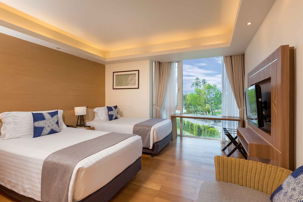 Splash Beach Resort Phuket — Hotel rooms in Mai Khao, Phuket Province