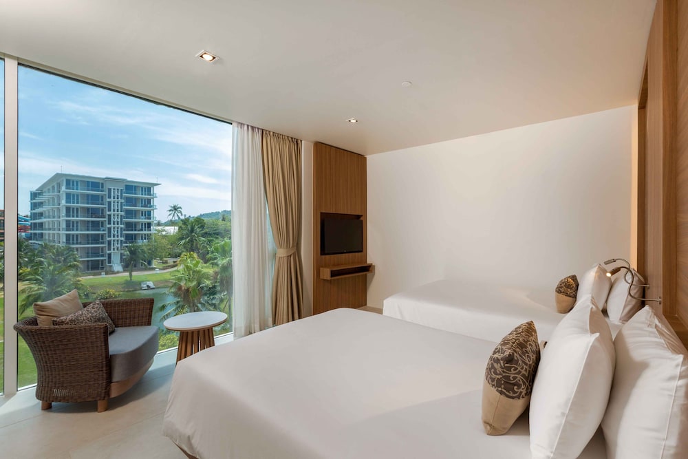 Splash Beach Resort Phuket — Hotel rooms in Mai Khao, Phuket Province