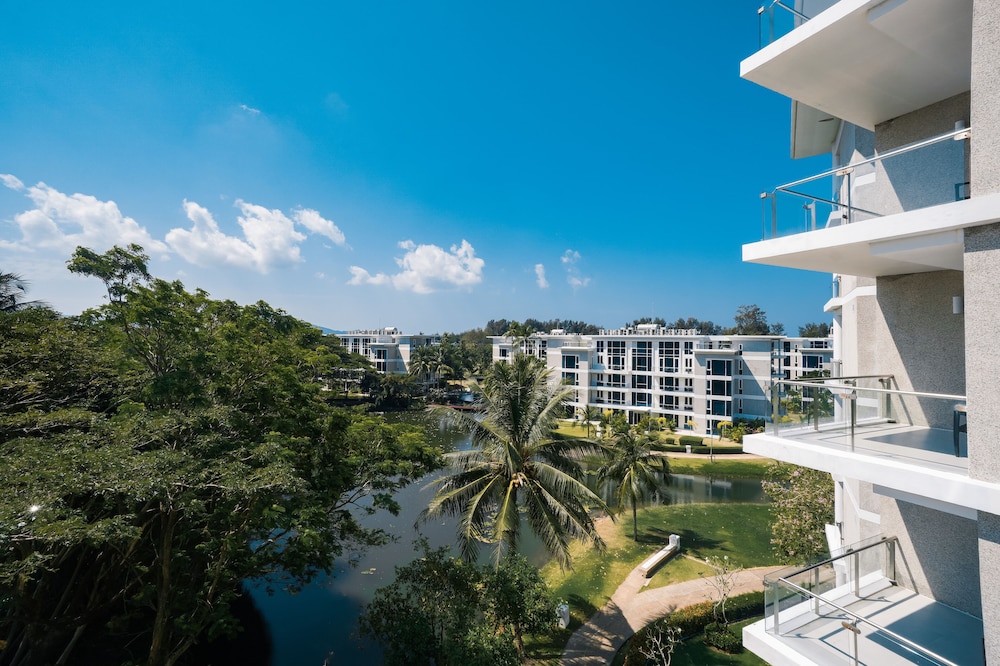 Splash Beach Resort Phuket — Hotel building in Mai Khao, Phuket Province