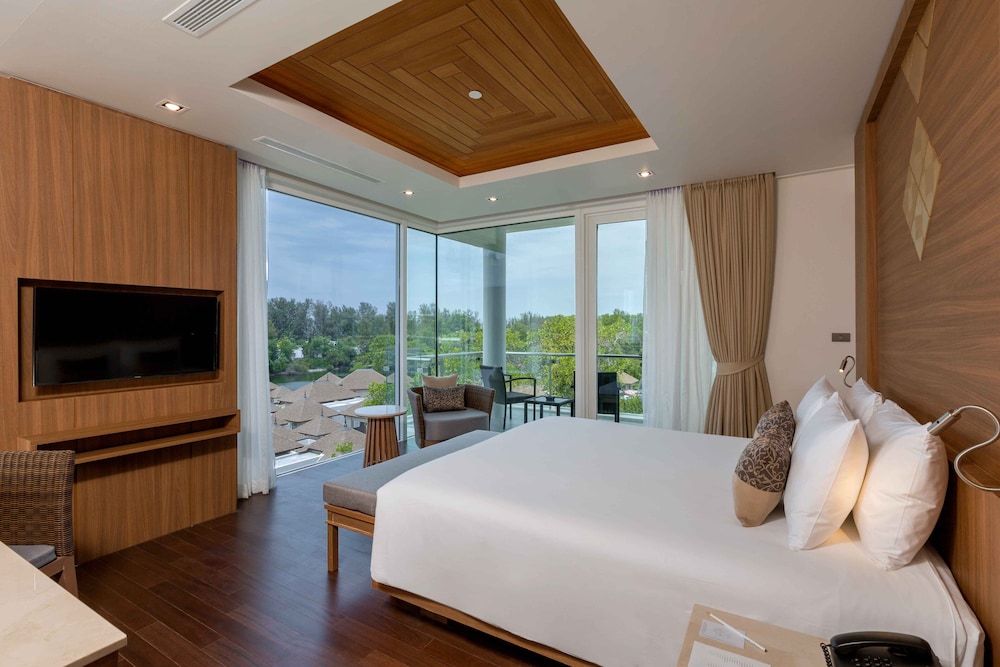 Splash Beach Resort Phuket — Hotel rooms in Mai Khao, Phuket Province
