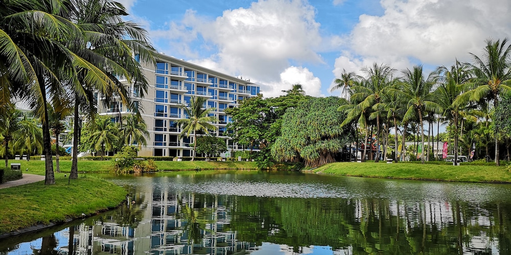 Splash Beach Resort Phuket — Hotel building in Mai Khao, Phuket Province