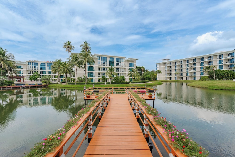 Splash Beach Resort Phuket — Hotel building in Mai Khao, Phuket Province