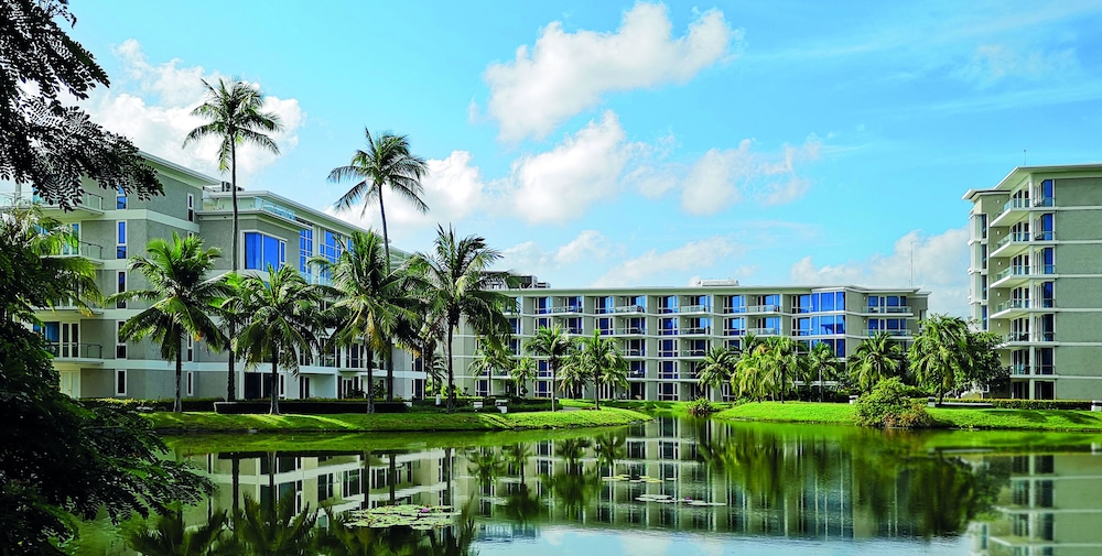 Splash Beach Resort Phuket — Hotel building in Mai Khao, Phuket Province